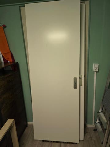 Opdekdeur linksdraaiend 75x211,5 cm (binnenmaat 73x210,5 cm)