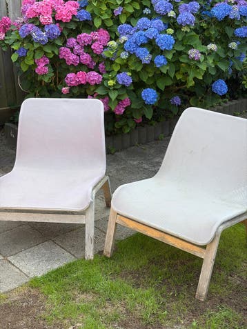 2 gebruikte tuinstoelen met houten frame