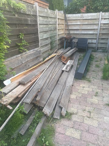 Diverse partij gebruikte houten planken en balken