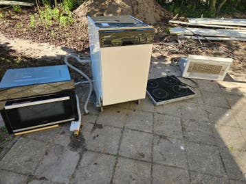 Diverse keukenapparatuur: vaatwasser, oven, kookplaat