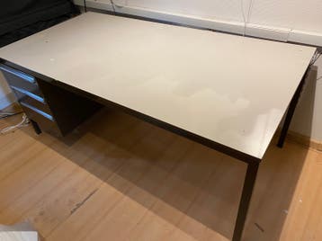 Stalen bureau