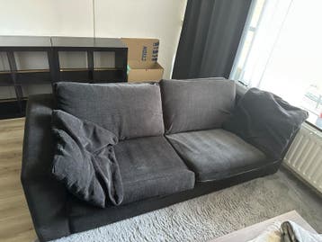 Comfortabele donkergrijze tweezitsbank