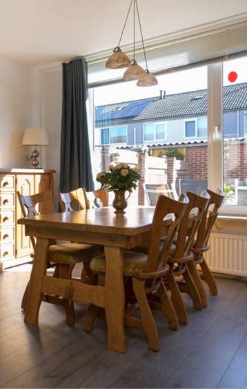 eikenhouten tafel en stoelen