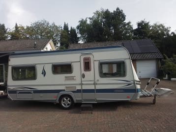 Ruime Fendt Topas caravan met Enkele Bedden en Rondzit voor.