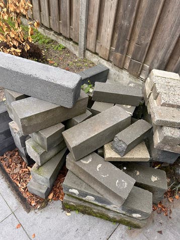 Diverse partij gebruikte beton- en bakstenen