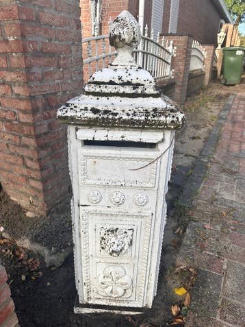 Betonnen brievenbus