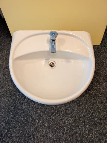 GRATIS toiletpotten en wasbakken GRATIS