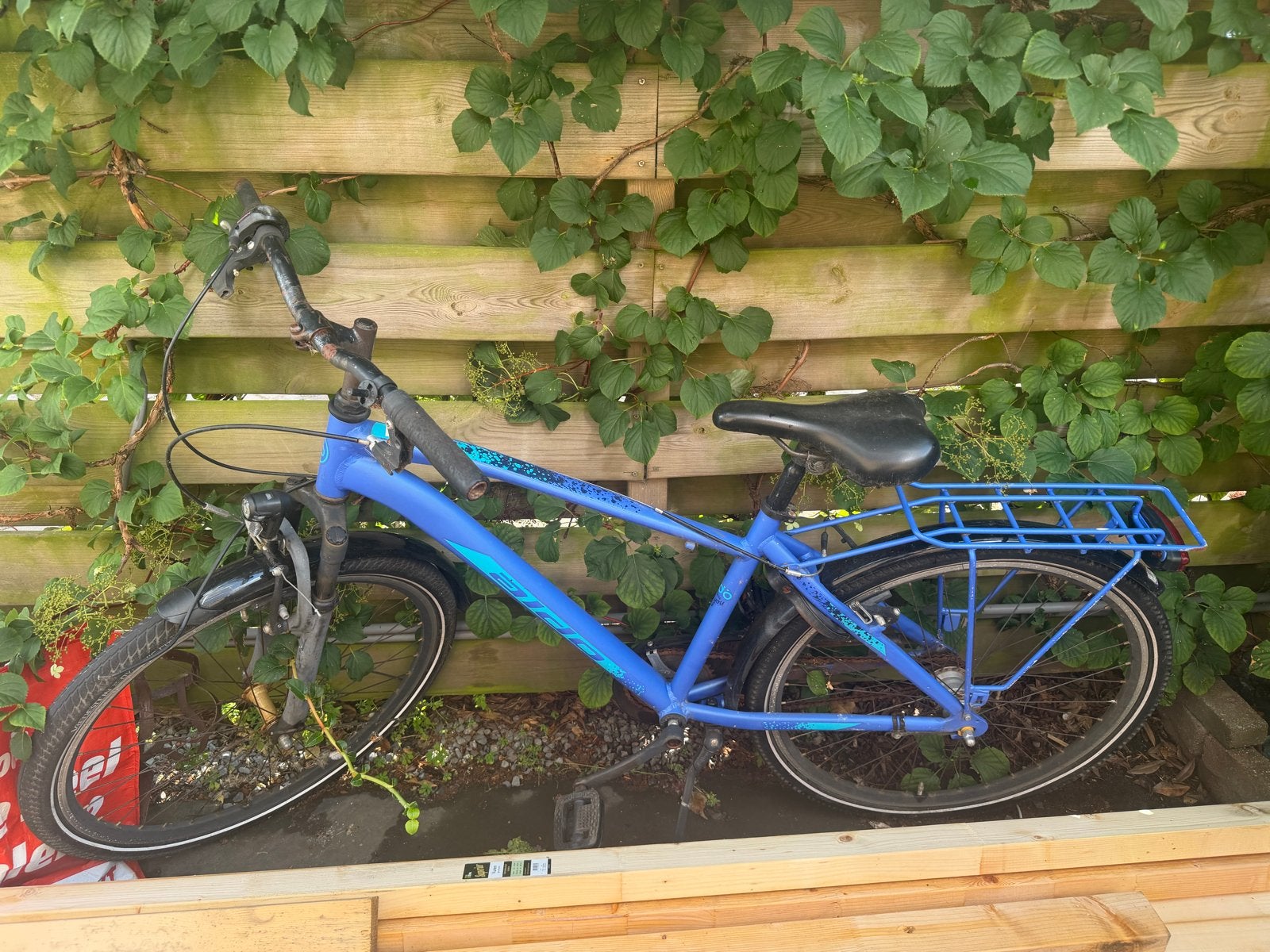 Blauwe jongensfiets