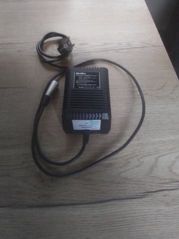 Montego 3 pins accu lader 24V