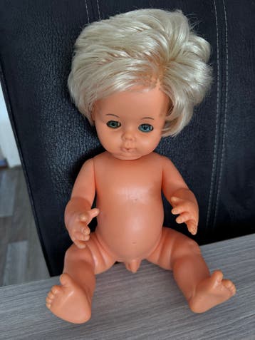 Vintage Babypop met Blond Haar en Blauwe Ogen