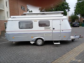 Nette Eriba Touring Pontos 660 met Queensbed en Mover