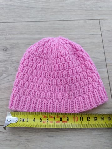 Handgebreid roze babymutsje - 15 cm