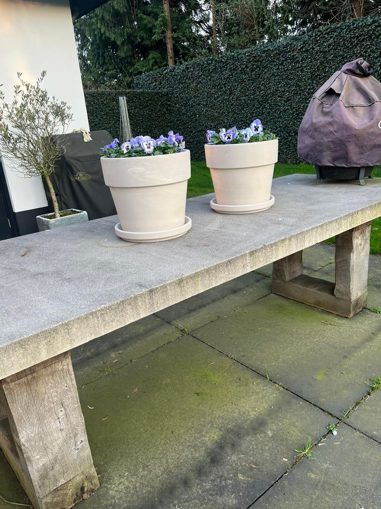 Betonnen tafel met houten onderstel