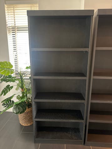 2 Boekenkasten - Zwart met houtnerf (licht verschil)