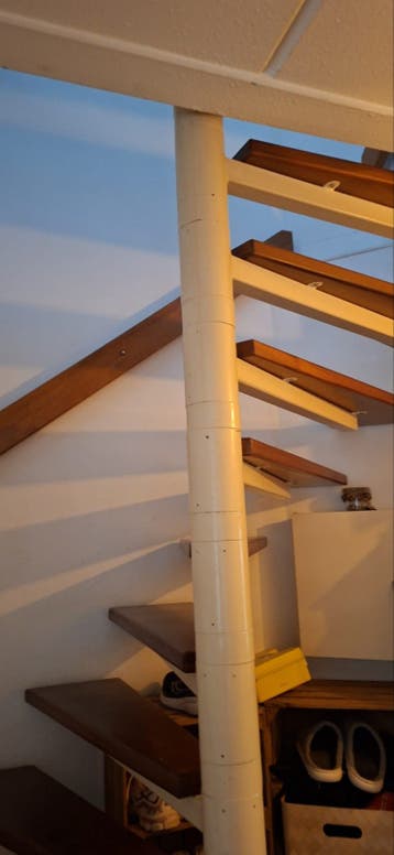 2 stalen trappen met houten treden