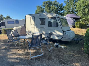 Adria Caravan met voortent en fietsendrager
