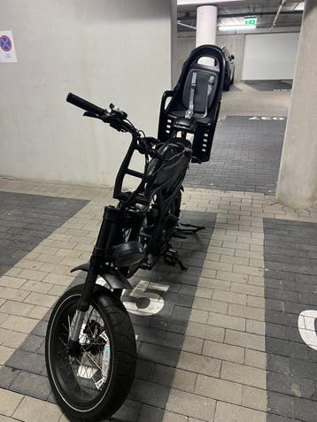 Stoere zwarte fiets met kinderstoeltje