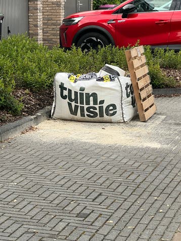 Gratis zand, pallet en opsluitbandjes - snel ophalen!