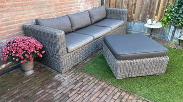 Gratis donkergrijze bank plus poef
