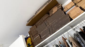 Diverse kartonnen dozen en verpakkingsmateriaal