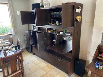 Grote wandkast met veel opbergruimte