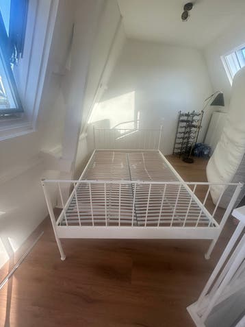 Tweepersoonsbed met lattenbodem en matras