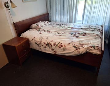 Bed 160x200 cm en nachtkastjes, gratis af te halen