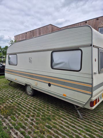 Knaus Südwind Caravan met voortent en accessoires
