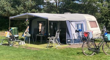 Chateau La Car 430 caravan met voortent en fietsenrek