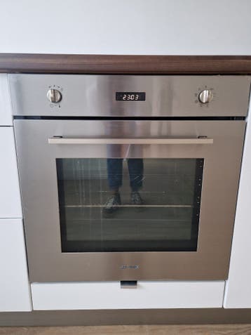 Moderne witte keuken met inbouwapparatuur