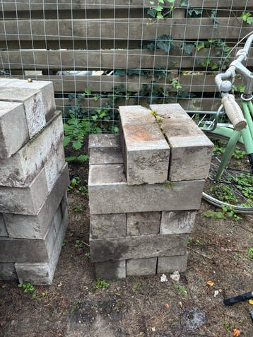 Gratis gebruikte tuintegels, grindtegels en betonblokken
