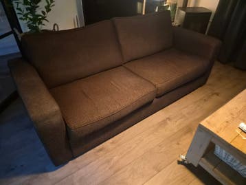 Comfortabele bruine tweezitsbank