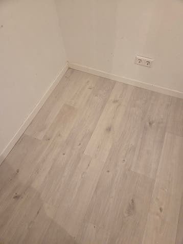 Lichtgrijze laminaatvloer zelf eruit halen