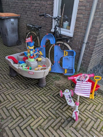 gratis speelgoed en fiets. komt nog meer speelgoed bij.