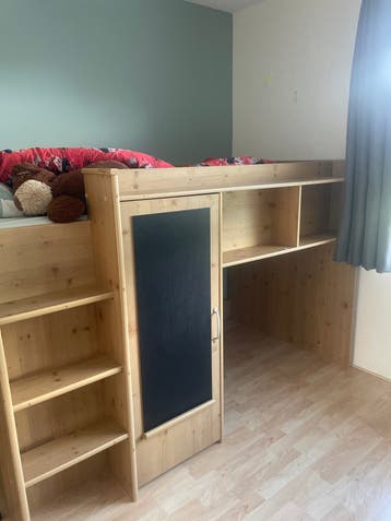 Hoogslaper met bureau en kast