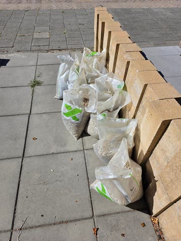 Siergrind/Split in zakken kleur geel - ideaal voor tuin of