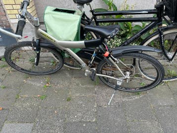 2 fietsen gratis af te halen: herenfiets en kinderfiets