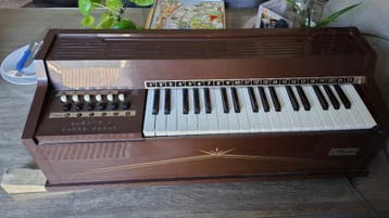 Vintage Electric Chord Organ - Mist een pootje
