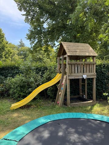 Tuinhuisje met glijbaan en zandbak