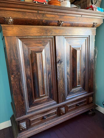 Antieke massief houten kast met lades