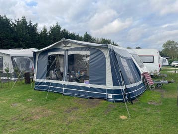 Beyerland caravan met voortent en complete inrichting