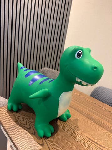 Gratis opblaasbare dinosaurus springfiguur