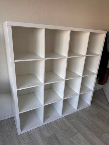 Witte vakkenkast met 16 vakken