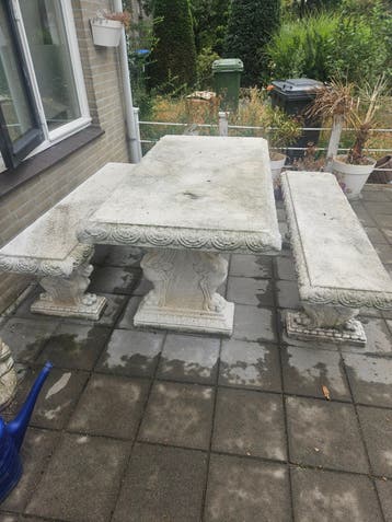 Loodzware betonnen tuinset met tafel, banken en beeld