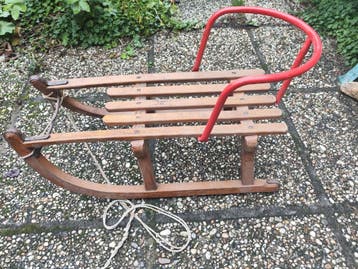Korte klassieke houten slee, met rugleuning