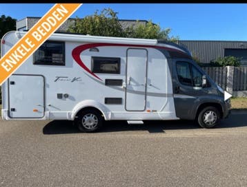 Compacte half-integraal camper met enkele bedden