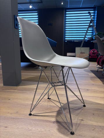 6 Tafels (120x120x75cm) met 25 Stoelen (7 gekruist, 18 stape