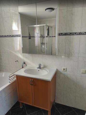 Gratis Badkamer wastafel meubel en spiegelkastje