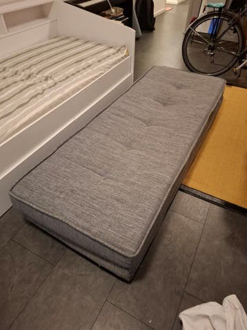 Grijze gestoffeerde bank/matras voor eenpersoonsbed