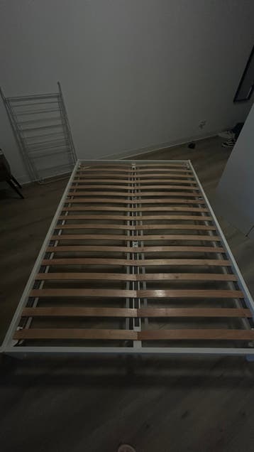 IKEA VEVELSTAD bedframe – GRATIS AF TE HALEN